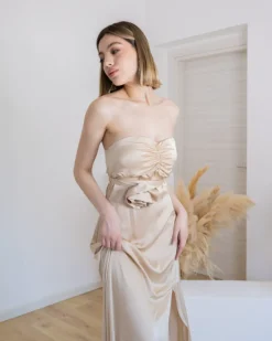 Abito lungo in raso a fascia con rosa – 0044
