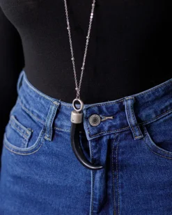 Collana lunga con corno pendente – ECI1924