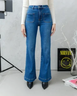 Jeans a zampa blu con taschini – 8362