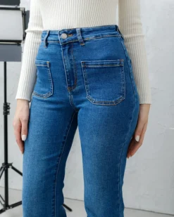 Jeans a zampa blu con taschini – 8362