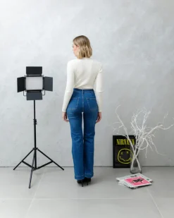 Jeans a zampa blu con taschini – 8362