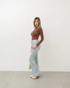 Jeans a zampa con cuciture blu chiaro – P5255
