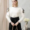 Maglione con fiore a rilievo – AM323