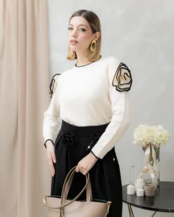 Maglione con fiore a rilievo – AM323
