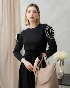 Maglione con fiore a rilievo – AM323