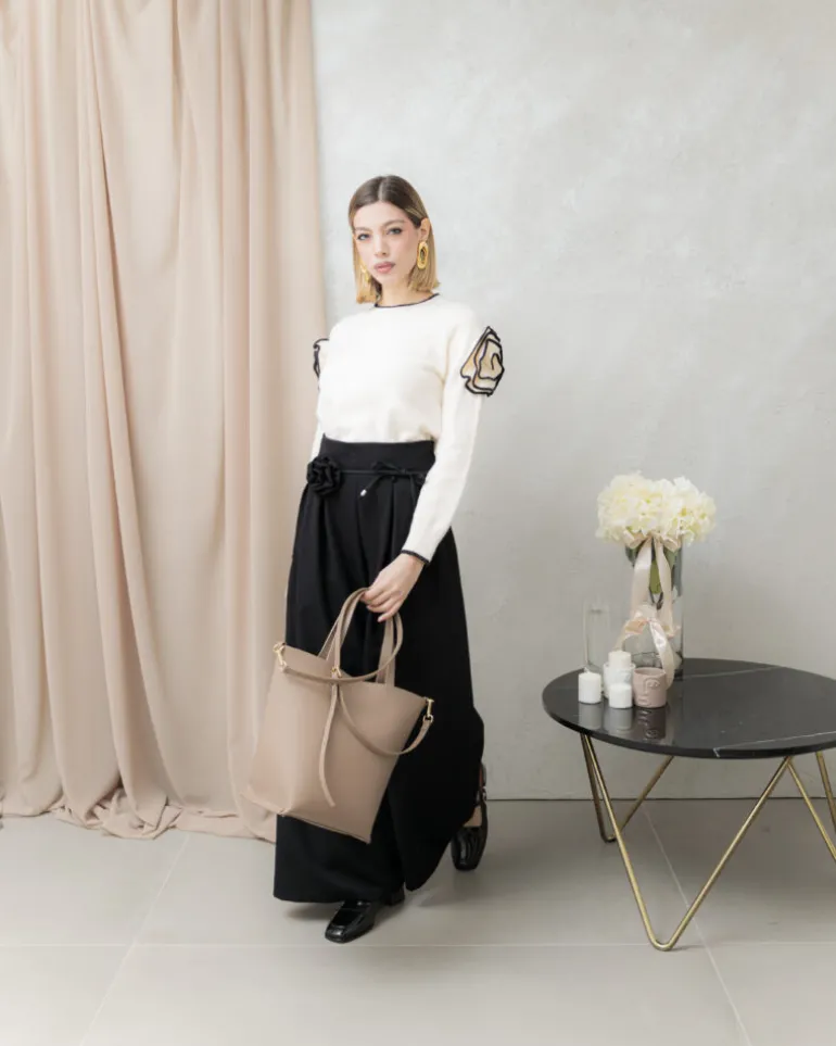 Maglione con fiore a rilievo – AM323