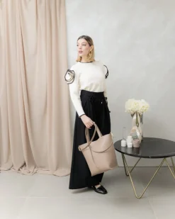 Maglione con fiore a rilievo – AM323