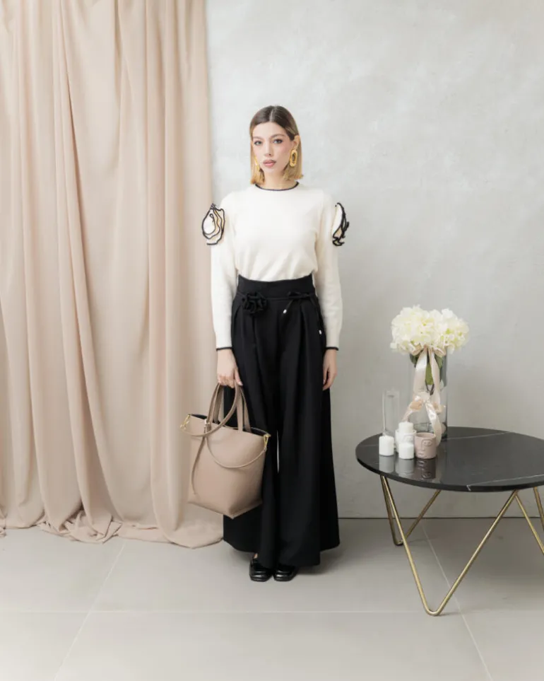 Maglione con fiore a rilievo – AM323