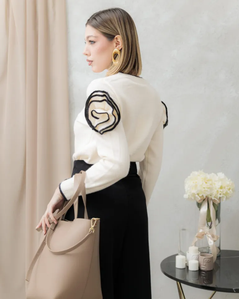 Maglione con fiore a rilievo – AM323