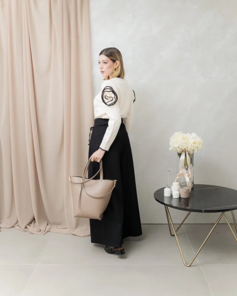 Maglione con fiore a rilievo – AM323