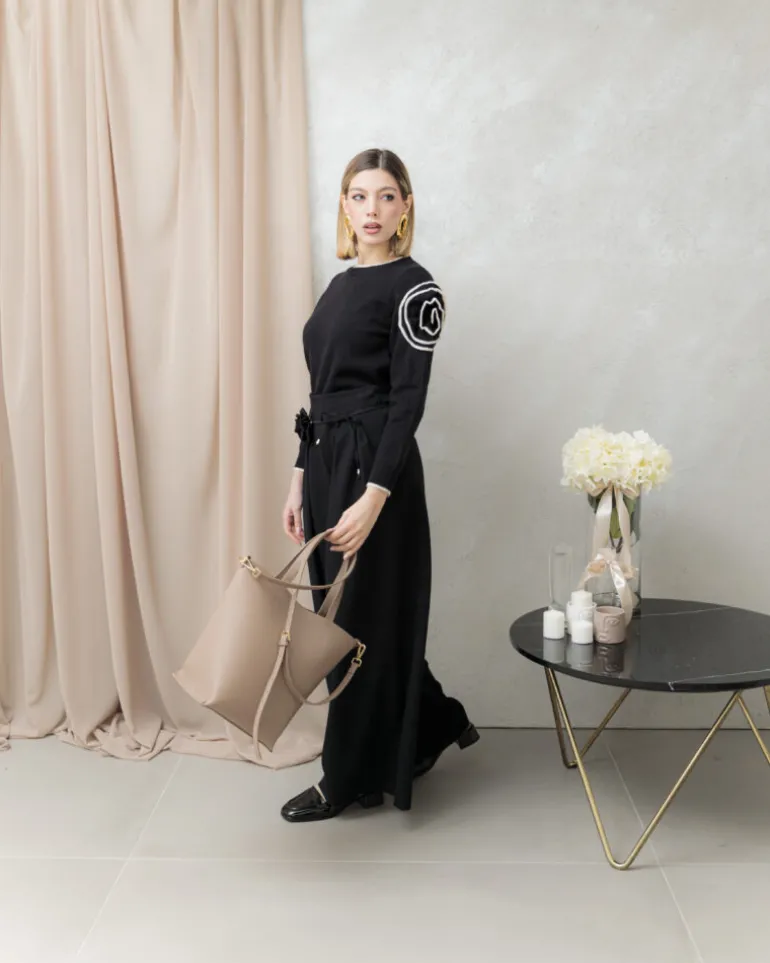 Maglione con fiore a rilievo – AM323