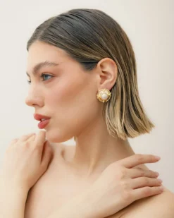 Orecchini bottone con intarsi e perla – E227