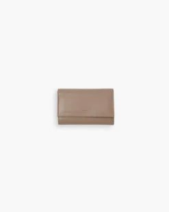 Portafoglio in pelle medio con patta taupe – LOVING BAGS