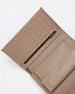 Portafoglio in pelle medio con patta taupe – LOVING BAGS