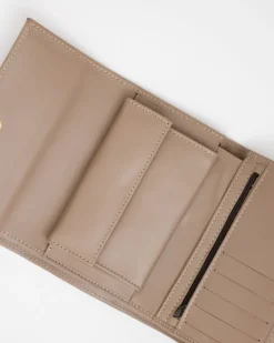 Portafoglio in pelle medio con patta taupe – LOVING BAGS