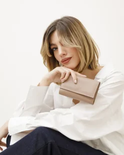 Portafoglio in pelle medio con patta taupe – LOVING BAGS
