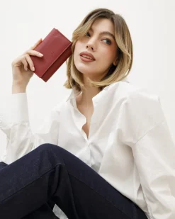 Portafoglio in pelle medio con patta bordeaux – LOVING BAGS