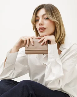 Portafoglio in pelle medio con patta taupe – LOVING BAGS