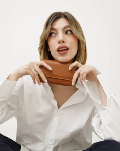 Portafoglio in pelle medio con patta cuoio – LOVING BAGS