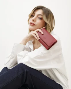 Portafoglio in pelle medio con patta bordeaux – LOVING BAGS
