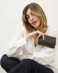 Portafoglio in pelle medio con patta marrone – LOVING BAGS