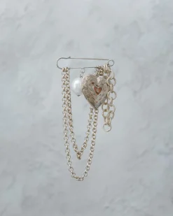 Spilla in acciaio con catene e cuore pendente – SP09